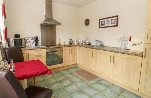 Burythorpe Cottage | DUTCH BLUES, pet friendly, with a garden in Malton