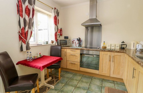 Burythorpe Cottage | DUTCH BLUES, pet friendly, with a garden in Malton