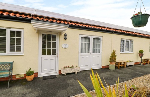 Burythorpe Cottage | DUTCH BLUES, pet friendly, with a garden in Malton