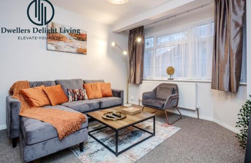 Hainault Villa | Dwellers Delight Living Ltd Serviced Accommodation Fabulous House 3 Bedroom, Hainault Prime Location ,Greater London with Parking & Wifi, 2 bathroom, Garden
