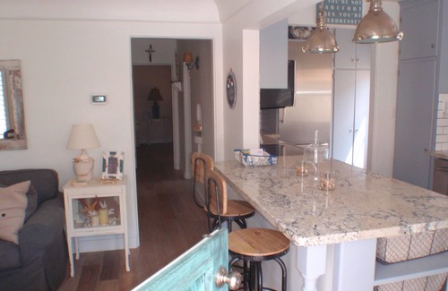 South Mission Beach Cottage | "E'toile de Mer" - Quiet/Private - Steps To Beach - LARGE 2 Car Garage and Patio