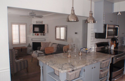 South Mission Beach Cottage | "E'toile de Mer" - Quiet/Private - Steps To Beach - LARGE 2 Car Garage and Patio