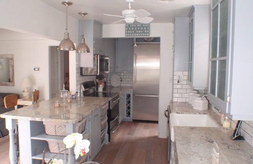 South Mission Beach Cottage | "E'toile de Mer" - Quiet/Private - Steps To Beach - LARGE 2 Car Garage and Patio