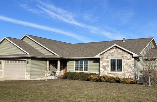 Butte Des Morts House | EAA 5 bedroom rental in quiet location with pool.