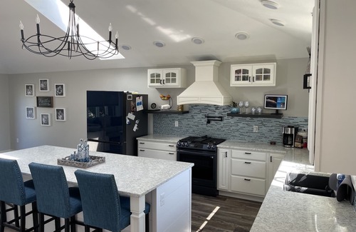 Winneconne House | EAA week: Spacious 3 bedroom house w/pool, hot tub, & beautiful river views. n