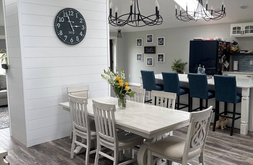 Winneconne House | EAA week: Spacious 3 bedroom house w/pool, hot tub, & beautiful river views. n