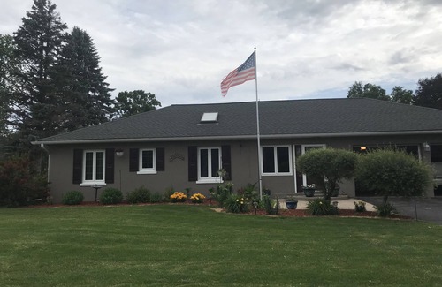 Winneconne House | EAA week: Spacious 3 bedroom house w/pool, hot tub, & beautiful river views. n