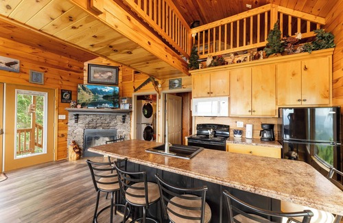 Bryant Cabin | Eagles Nest Cabin – Bluff Views & Hot Tub!