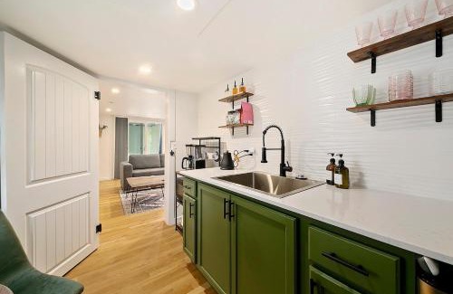 Depot Bench Apartment | Earthy Pearl 1 Bedroom Suite at the Boise Depot