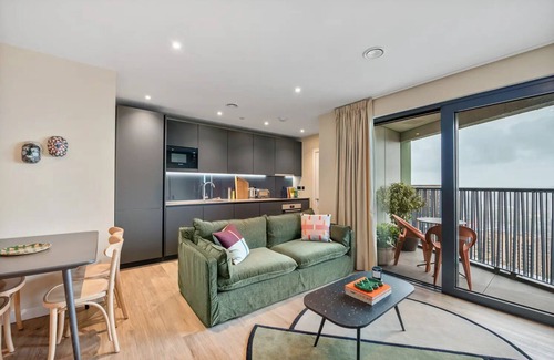 Bromley North Apartment | East London Skyline Retreat