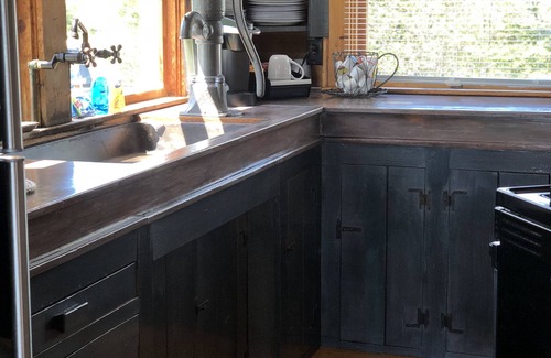 Corea Cottage | Easterly I a rustic private secluded seaside cottage in the village of Corea