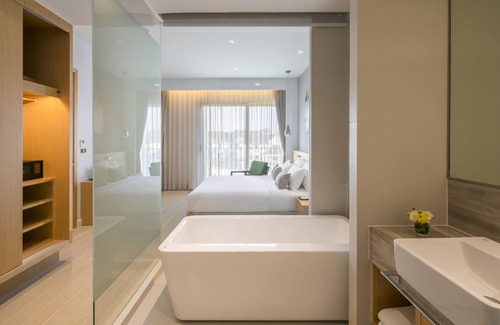 Racha Thewa Hotel | Eastin Thana City Golf Resort Bangkok