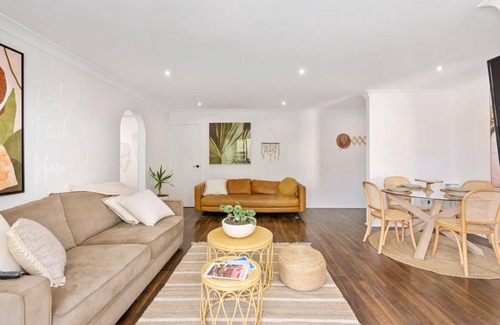 Wollongong CBD Apartment | Easton's Escape, Light-filled & Centrally Located