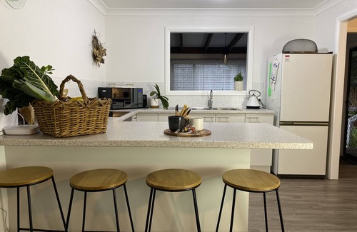Berry House | Easy stroll to main shopping hub, restaurants, cafes and walking trails