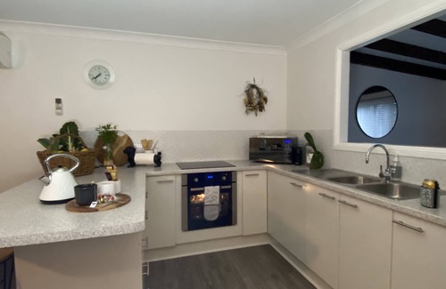Berry House | Easy stroll to main shopping hub, restaurants, cafes and walking trails