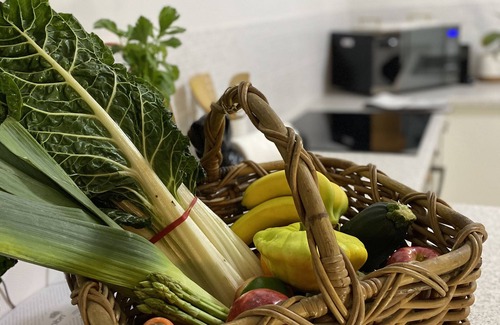Berry House | Easy stroll to main shopping hub, restaurants, cafes and walking trails