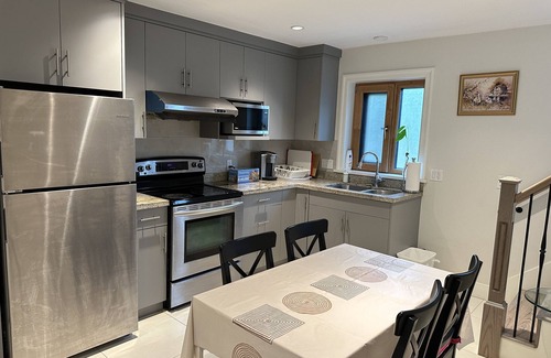 Oakridge House | Easy Transit Quiet 3BRHome Near Skytrain/Airport/Downtown Vancouver/UBC/Richmond