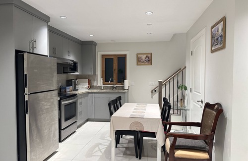 Oakridge House | Easy Transit Quiet 3BRHome Near Skytrain/Airport/Downtown Vancouver/UBC/Richmond