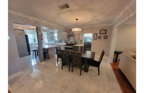 Little Woods House | Easy Uber to ALL Major Parades! Large Group!