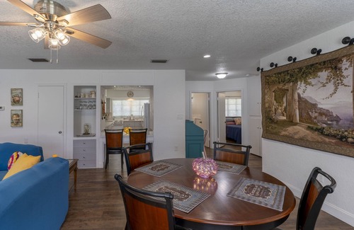 Mount Dora Cottage | Easy walk 5 blocks to downtown dining & shopping. 2 BR, 2 Bath, POOL