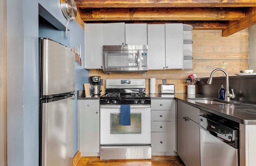 Cannonborough Elliotborough House | Ebony & Ivory | Lofted Charm with Fireplace!