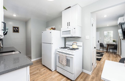 Elysian Heights House | Echo Park Haven: 1 BR LA Chic Retreat