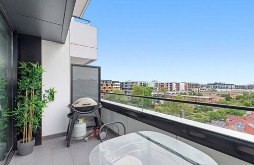 Abbotsford Apartment | Eclectic 1-Bed Apartment with Pool and Gym