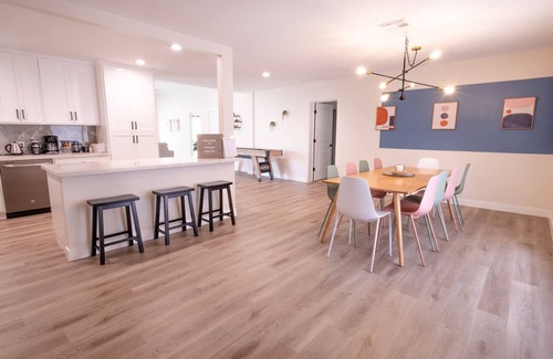 Camelback East House | 🌵 Eclectic 5BR Uptown Retreat 🌵 Pool ⭐ Giant Chess ⭐ Office ⭐ BBQ ⭐ Fire Pit ⭐