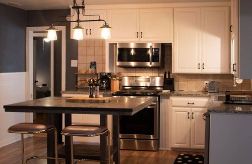 Abilene Cottage | Eclectic Design| Hot Tub| Fire Pit| Pickleball
