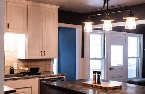 Abilene Cottage | Eclectic Design| Hot Tub| Fire Pit| Pickleball