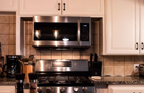Abilene Cottage | Eclectic Design| Hot Tub| Fire Pit| Pickleball