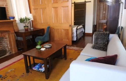 Bywater Apartment | Eclectic Marigny Home ~ Close To Galleries, Bars, Coffee Shops And Restaurants