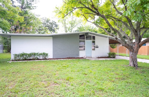 Lake Somerset House | Eclectic Mid-Century LKLD Home Near Hollingsworth