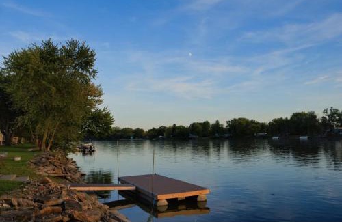 Quad Cities House | Eclectic Riverside Home 3 Season Room Large Deck