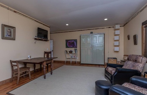 Pittsboro Bed & Breakfast | Eclectic & Spacious Guest Cottage (walk to downtown/pet friendly)