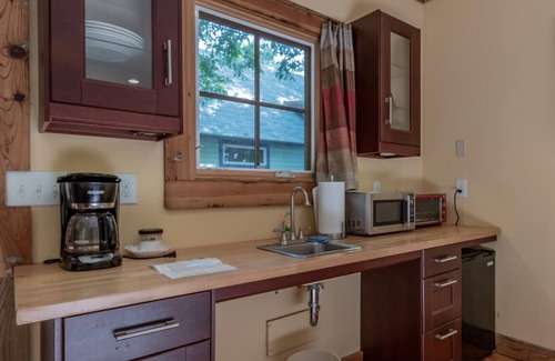 Pittsboro Bed & Breakfast | Eclectic & Spacious Guest Cottage (walk to downtown/pet friendly)