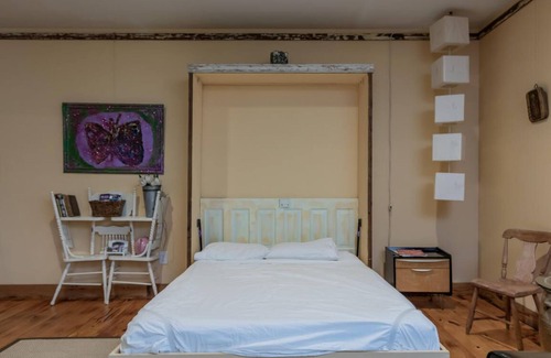 Pittsboro Bed & Breakfast | Eclectic & Spacious Guest Cottage (walk to downtown/pet friendly)