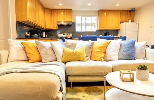 Menlo Park House | Eclectic Tech and Family Friendly with Gaming 5 min Walk to Meta in Menlo Park