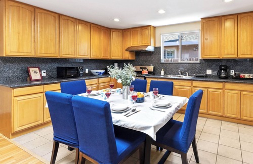 Menlo Park House | Eclectic Tech and Family Friendly with Gaming 5 min Walk to Meta in Menlo Park