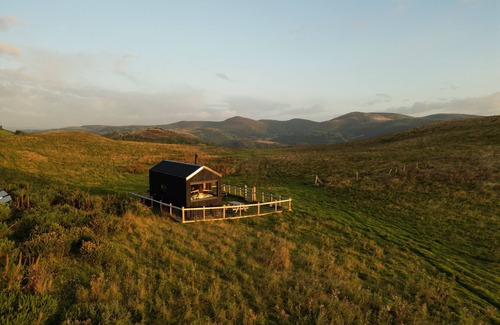Llangollen Cabin | Eco Off-Grid Luxury Cabin, Panoramic Views & Fire Pit In North Wales