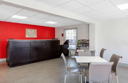 Tampa Cabin | Econo Lodge Airport - RJ Stadium