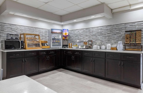 Red Hill Hotel | Econo Lodge at the University