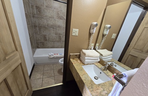 Eagle Nest Hotel | Econo Lodge Eagle Nest