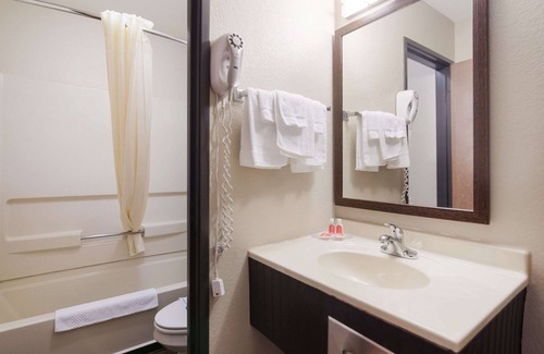 Grand Forks Hotel | Econo Lodge Grand Forks