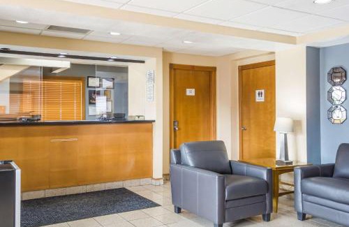 Mission Hotel | Econo Lodge Inn & Suites I-35 at Shawnee Mission