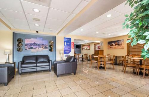 Mission Hotel | Econo Lodge Inn & Suites I-35 at Shawnee Mission