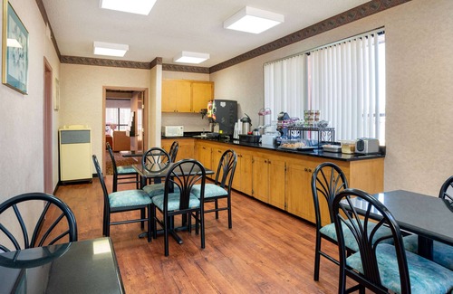 Forest Hotel | Econo Lodge Inn & Suites Forest