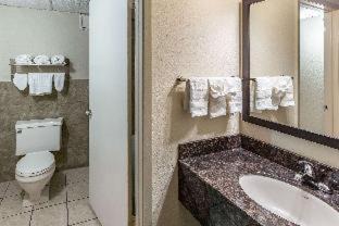 Newton Hotel | Econo Lodge Inn & Suites Newton