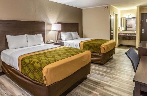 Newton Hotel | Econo Lodge Inn & Suites Newton