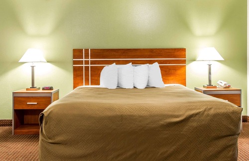 Pekin Hotel | Econo Lodge Inn & Suites Pekin - Peoria Area